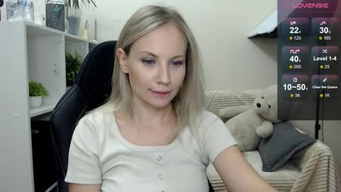 Snapshot of sunny_bunny6 chatting on October 24, 2025, 2:41 am Naomi online show from October 24, 2025, 2:41 am