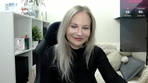 Snapshot of sunny_bunny6 chatting on November 11, 2025, 5:02 pm Naomi online show from November 11, 2025, 5:02 pm