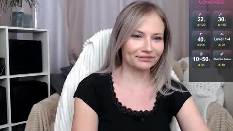 Snapshot of sunny_bunny6 chatting on December 15, 2025, 5:23 am Naomi online show from December 15, 2025, 5:23 am