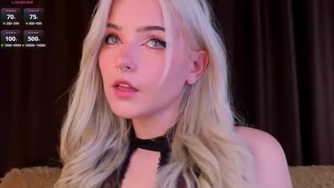 Snapshot of sunshinegirlx chatting on December 3, 2025, 4:31 am Alice online show from December 3, 2025, 4:31 am