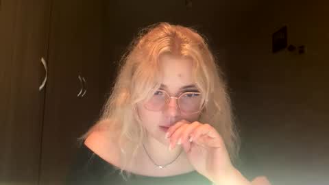 sunshinyflash online show from November 9, 2025, 6:28 pm