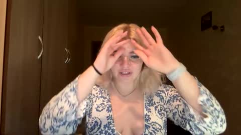 sunshinyflash online show from November 11, 2025, 5:13 pm