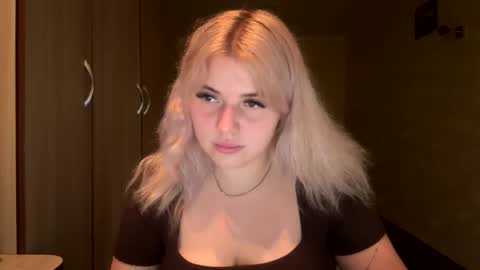 sunshinyflash online show from November 19, 2025, 5:13 pm