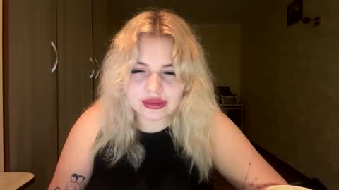 sunshinyflash online show from December 5, 2025, 5:42 pm