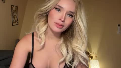 Mia online show from November 17, 2025, 5:13 am