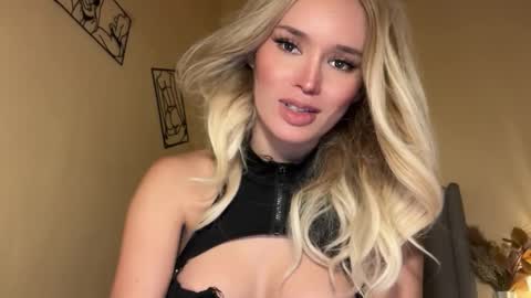 Mia online show from November 25, 2025, 2:33 am