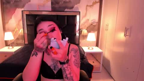 susanvilla online show from November 18, 2025, 7:51 pm