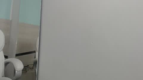 sussy leon online show from February 5, 2025, 6:59 pm