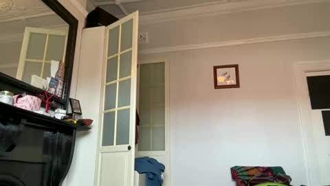 suzie stardust online show from April 3, 2026, 4:43 am