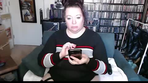 Sweater Queen online show from January 21, 2025, 2:59 pm