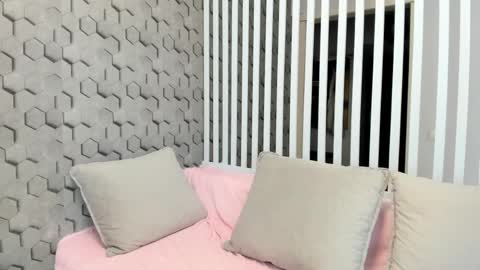 sweeety_peach online show from May 25, 2026, 8:42 am