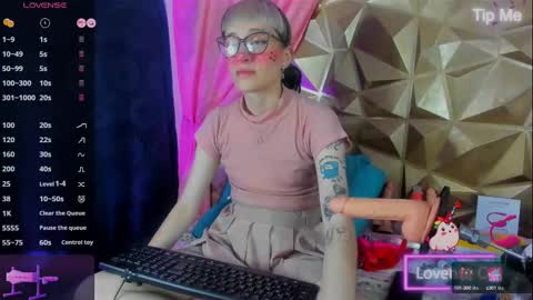  emmili  online show from September 12, 2025, 12:38 pm