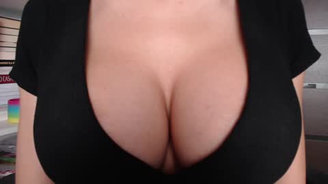 Jen online show from November 3, 2025, 7:31 am