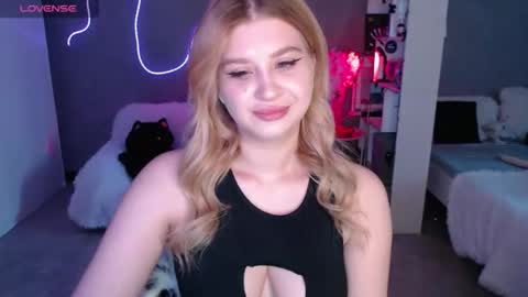 Snapshot of sweet_nicole_333 chatting on May 20, 2026, 8:42 am sweet_nicole_333 online show from May 20, 2026, 8:42 am