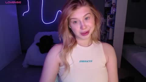 Snapshot of sweet_nicole_333 chatting on June 5, 2026, 10:21 am sweet_nicole_333 online show from June 5, 2026, 10:21 am
