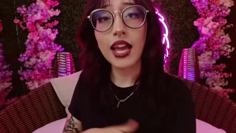 Roxanee online show from April 21, 2026, 9:28 pm