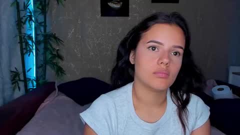 Start 18 year  Noa 19 year online show from March 7, 2025, 10:13 am