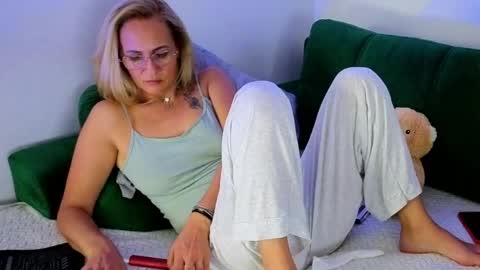 Ania online show from April 21, 2026, 1:42 am