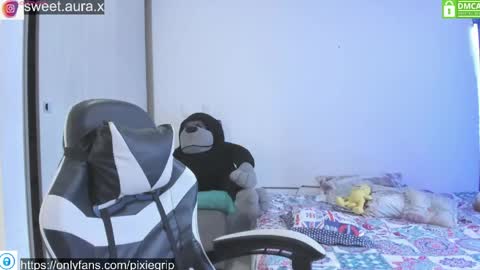 SweetAura0 0  online show from April 20, 2026, 7:26 pm