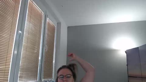 Sweetboobs85h online show from October 26, 2025, 9:04 am