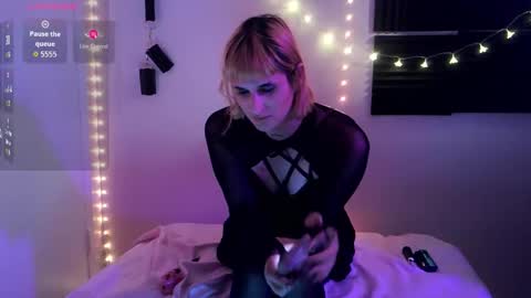 Emma online show from December 17, 2025, 2:39 am