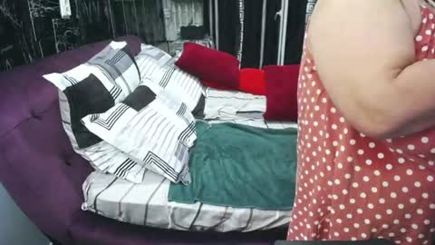 sweetestmilf4you online show from June 26, 2026, 6:01 pm