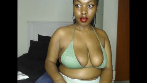 Snapshot of sweetice_01 chatting on January 13, 2025, 8:37 pm euny online show from January 13, 2025, 8:37 pm