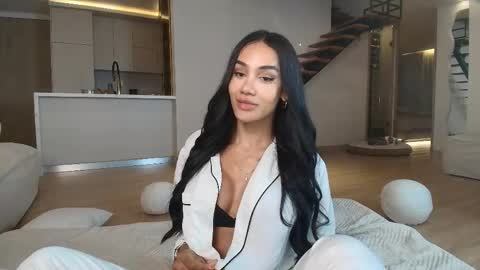 Laura Saenz  Geminis online show from May 11, 2026, 4:18 am
