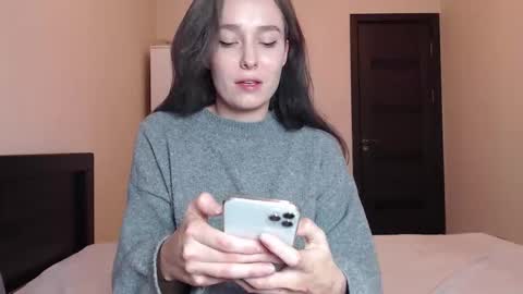 Mia online show from January 6, 2026, 12:42 pm