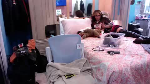 WeAim2PZzz online show from February 10, 2025, 5:47 am