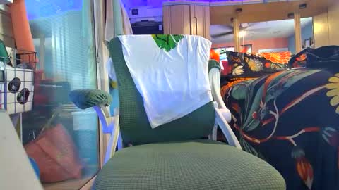 WeAim2PZzz online show from April 19, 2026, 3:44 pm