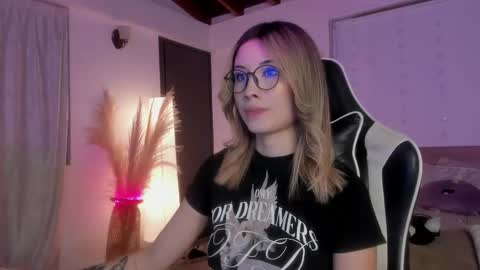 Cat independent model  online show from February 23, 2025, 8:28 am