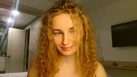 sweety_fruits online show from November 28, 2025, 3:47 pm