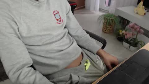 SwetLittleBoy4u online show from October 2, 2025, 7:26 am