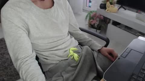 SwetLittleBoy4u online show from January 12, 2026, 10:42 am