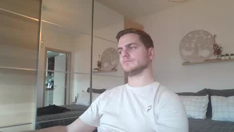 syl092 online show from December 2, 2024, 2:30 pm