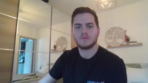 syl092 online show from December 12, 2024, 1:39 pm