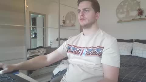 syl092 online show from February 5, 2025, 10:08 am