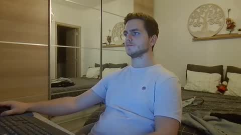 syl092 online show from November 5, 2025, 5:02 pm