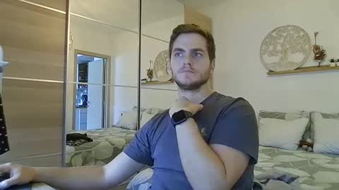 syl092 online show from November 10, 2025, 2:05 pm