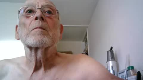 Snapshot of t11gger2 chatting on August 4, 2026, 6:43 pm James online show from August 4, 2026, 6:43 pm