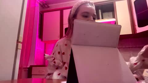 Mia online show from February 25, 2026, 6:39 pm