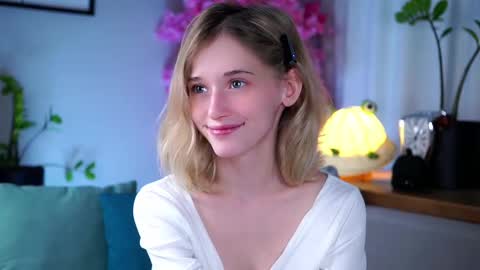 Mia online show from March 11, 2025, 4:54 am