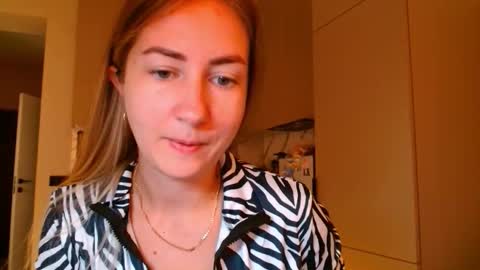  Kira  online show from November 7, 2025, 6:13 am