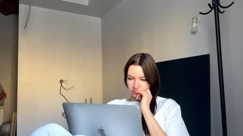 Kira online show from November 19, 2025, 5:07 am