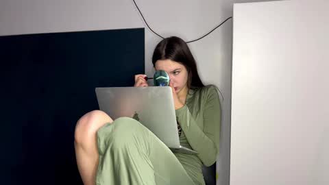 Kira online show from November 23, 2025, 6:57 am