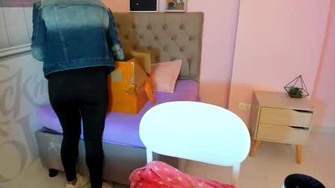 Tania  online show from September 25, 2025, 1:15 pm