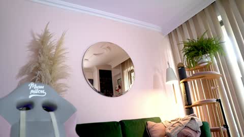 Nathalie Hardy  online show from January 14, 2026, 6:35 pm