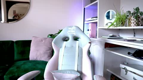 Nathalie Hardy  online show from February 16, 2026, 5:20 pm