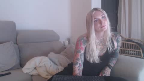 tattoobbgirl online show from November 15, 2025, 4:58 pm